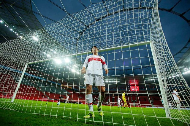 Wataru Endo vom VfB Stuttgart steht na...ffer von Leverkusen enttuscht im Tor.  | Foto: Thilo Schmuelgen (dpa)