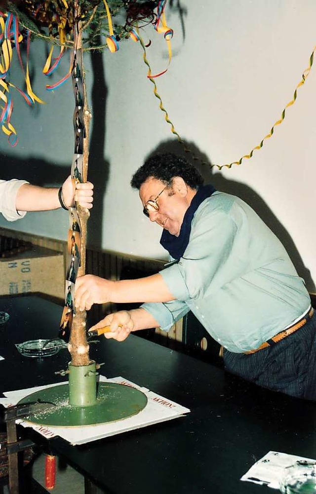 Oberzunftmeister Edgar Bechtold, verst... den Narrenbaum eigenhndig zu fllen.  | Foto: Welschkorngeister