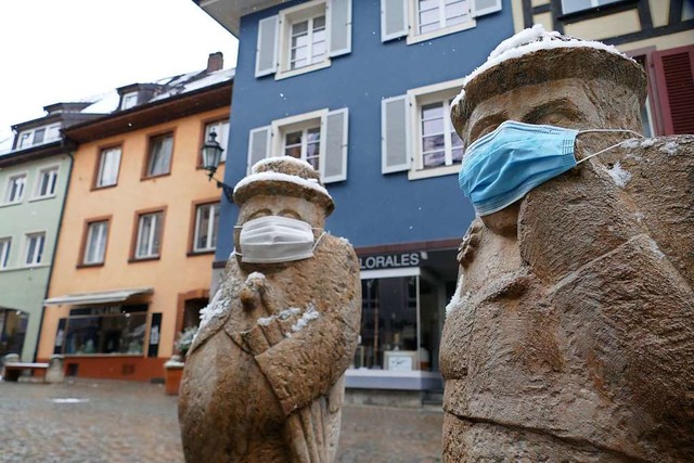 Die Figuren am Narrenbrunnen in Bad Sckingen tragen Mund- und Nasenschutz.  | Foto: Stefan Mertlik