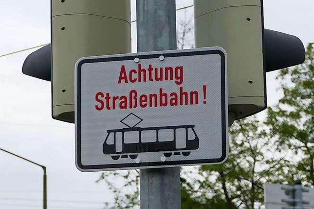 Radfahrer bersieht Tram in Weil am Rhein und radelt wohl an roter Ampel vorbei