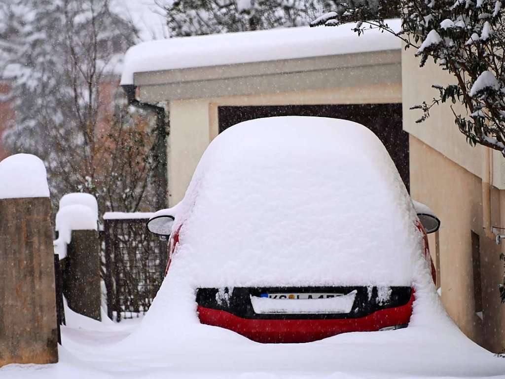 Hessen, Kassel: Ein vllig verschneites Auto steht auf einem Grundstck. Der Wintereinbruch mit Eis und Schnee hat am Montag vor allem den Norden und Osten Hessens beherrscht.