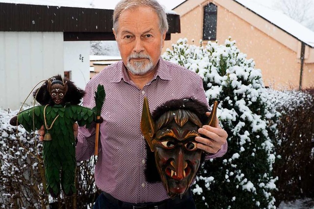 Manfred Kuflin war den Buchsgeistern ... im Hs und rechts seine eigene Maske.  | Foto: Boris Burkhardt