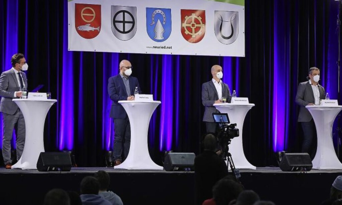 Die vier Kandidaten antworten nacheinander.   | Foto: Christoph Breithaupt