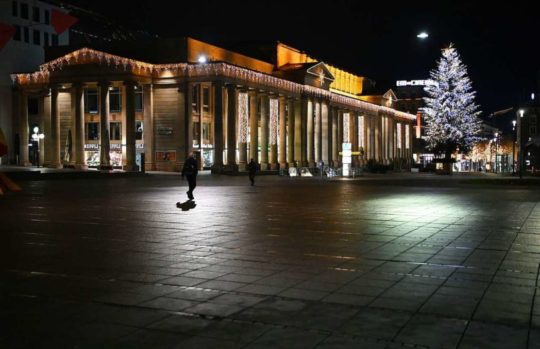 Ein menschenleerer Schlossplatz in Stuttgart  | Foto: Marijan Murat (dpa)