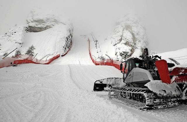 Eine Pistenraupe arbeitet in Cortina an einer Strecke der Ski-WM.  | Foto: Gabriele Facciotti (dpa)