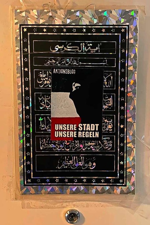 Auch die Wohnungstr wurde mit rechtsextremen Aufklebern beklebt.  | Foto: Privat