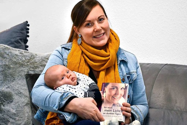 Vera Kflein mit ihrem Buch und ihrem Sohn Tom, ihrem vierten Kind  | Foto: Thomas Kunz