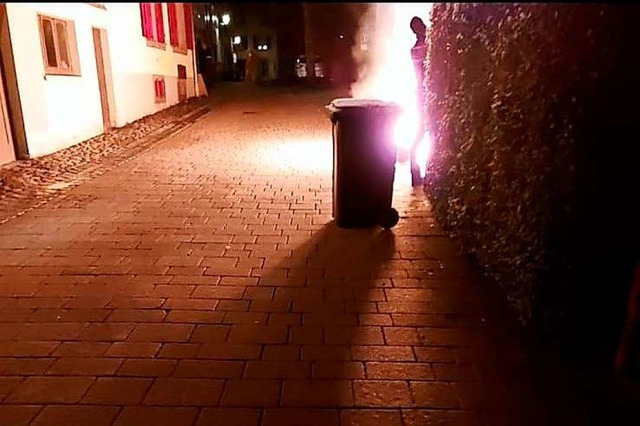 Eine der brennenden Tonnen in der Altstadt.  | Foto: Privat