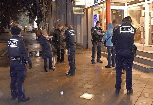 Die Polizei lst die nicht angemeldete Versammlung in der Innenstadt auf.  | Foto: Horatio Gollin