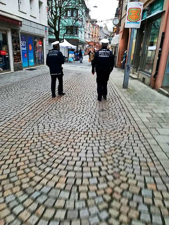 Polizisten kontrollieren in der Stadt.  | Foto: privat