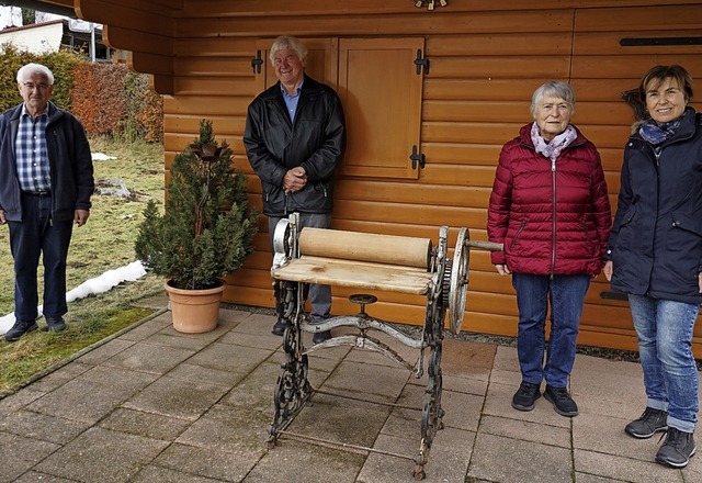 Die Mangel bergaben Roesli Berger (Zw...rderverein des Heimatmuseums Grwihl .  | Foto: Hans-Jrgen Sackmann