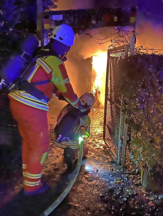 Im Dezember musste die Feuerwehr den Brand einer Gartenhtte lschen.  | Foto: Freiwillige Feuerwehr Bad Sckingen