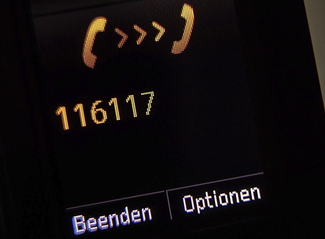 Nicht einmal zehn Prozent der Anrufer kamen zum Start der Hotline durch.  | Foto: Sebastian Gollnow (dpa)