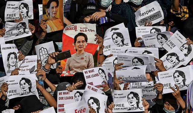 Demonstranten halten Bilder der abgese...gschefin Aung San Suu Kyi in die Hhe.  | Foto: SAI AUNG MAIN (AFP)