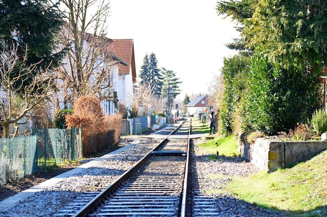 Die Bahngleise in Binzen liegen teils sehr nahe an Wohnhusern.  | Foto: Moritz Lehmann