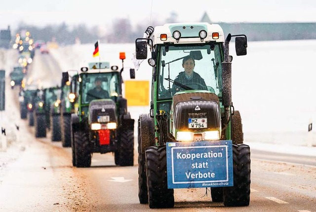 Der Traktoren-Protestzug fhrt mit ein...antes Insektenschutzgesetz des Bundes.  | Foto: Andreas Arnold