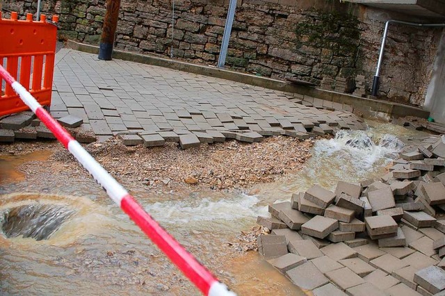 Das Wasser kam so stark, dass es im Ho...ber-Minseln die Verbundsteine hochhob.  | Foto: Petra Wunderle