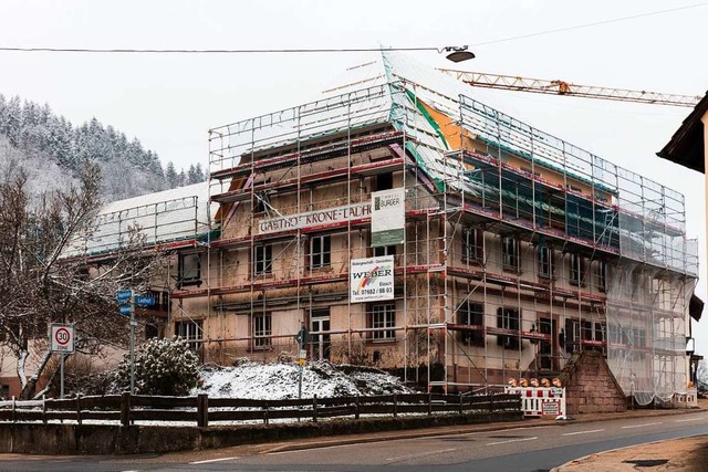 Die Sanierungsarbeiten am Gasthaus Krone-Ladhof gehen voran.  | Foto: Gabriele Zahn