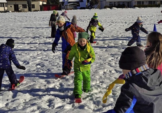 Ein Bild aus dem Dezember: Schler der...tzt gibt&#8217;s die Skier fr daheim.  | Foto: Dieter Maurer