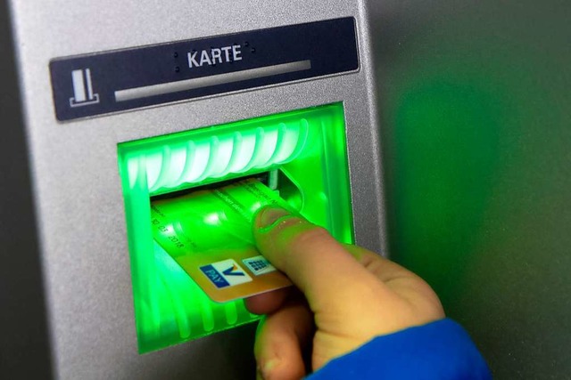Mit Hilfe der Bankkarte und PIN einer ... unerlaubt an Geldautomaten abgehoben.  | Foto: Daniel Fleig