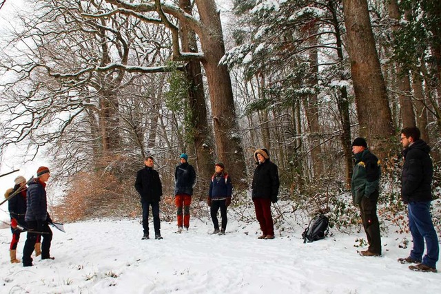 Verwaltung und Brger trafen sich vor Ort im Wald.  | Foto: Erika Sieberts