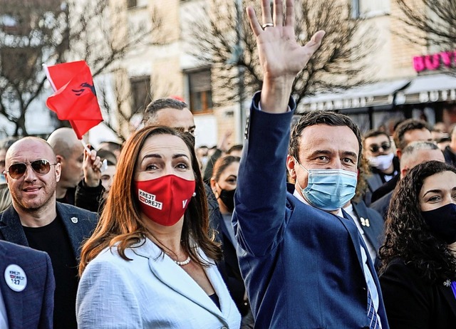 Vjosa Osmani und Albin Kurti (rechts) auf einer Kundgebung in Gjakova.  | Foto: ARMEND NIMANI (AFP)