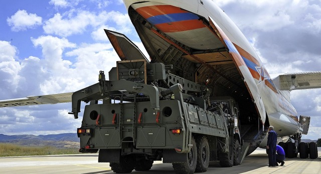 Teile des russischen Raketenabwehrsyst... aus einem Antonow-Flugzeug  entladen.  | Foto: Turkish Defense Ministry (dpa)