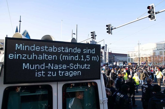 Eine Tafel der Polizei weist bei einer...ese auf das Infektionsgeschehen hatte.  | Foto: Sebastian Kahnert (dpa)