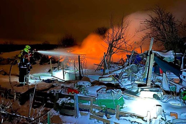 Nchtlicher Einsatz bei Schnee und Kl...beim Lschen einer brennenden Baracke.  | Foto: Feuerwehr Gottenheim