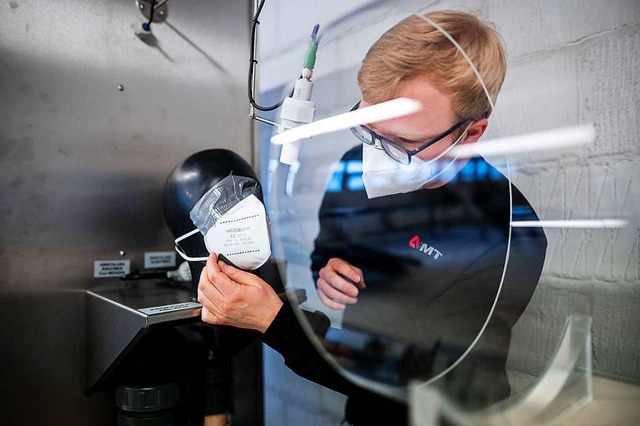 Ein Prfingenieur testet eine Maske in einem Labor.  | Foto: Fabian Strauch