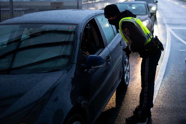 Die Polizei kontrolliert Covid-Tests v... zwischen sterreich und der Schweiz .  | Foto: Gian Ehrenzeller (dpa)