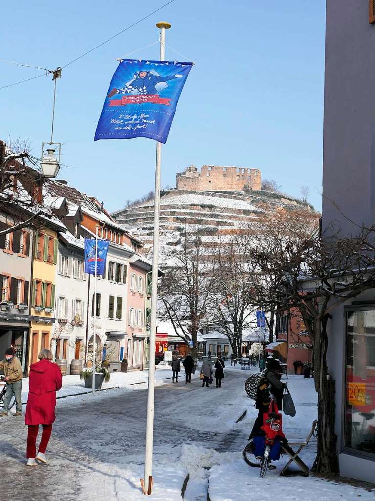 Den Rathaussturm lsst sich die Staufener Schelmenzunft auch vom Corona-Virus nicht nehmen: Mit Abstand und FFP2-Masken wurde die Narrenfahne gehisst und der Brgermeister musste den Schlssel zum Rathaus halt abseilen.