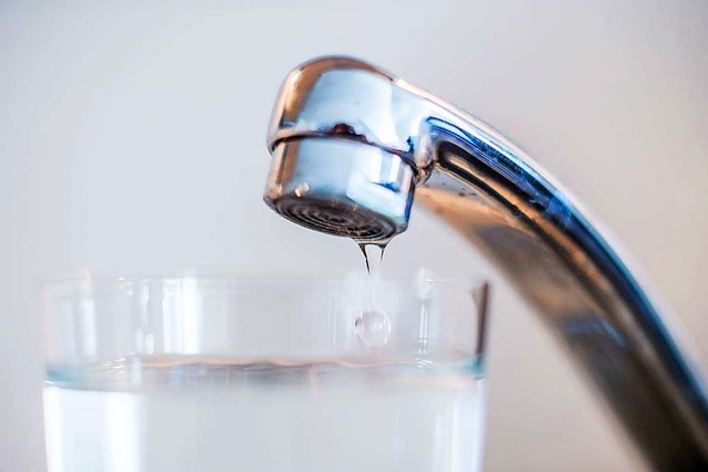 Das Wasser in Lrrach soll weiterhin abgekocht werden (Symbolbild).  | Foto: Lino Mirgeler (dpa)