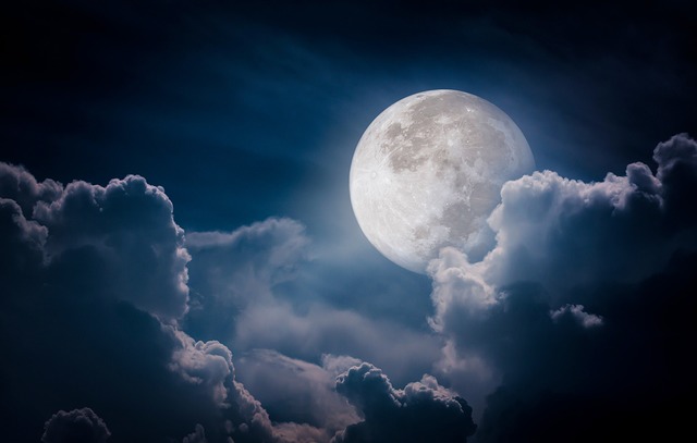 Strahlend schn: Bei Vollmond schlafen...rzer, vor allem wenn Kunstlicht fehlt.  | Foto: kdshutterman  (stock.adobe.com)