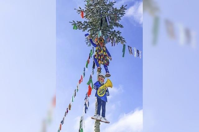 Christbaum mutiert zum Narrenbaum