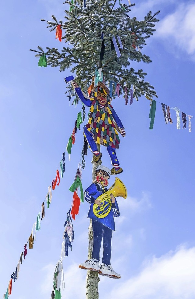 Symbolfiguren des Grafenhausener Narre...reint am Narrenbaum auf dem Dorfplatz.  | Foto: Wilfried Dieckmann
