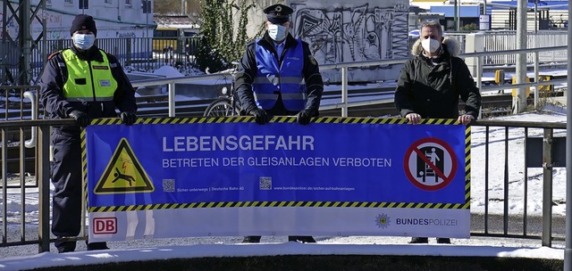 Prsentieren das Transparent (von link...  Michael Heinzel (Stadt Emmendingen).  | Foto: Christian Duble