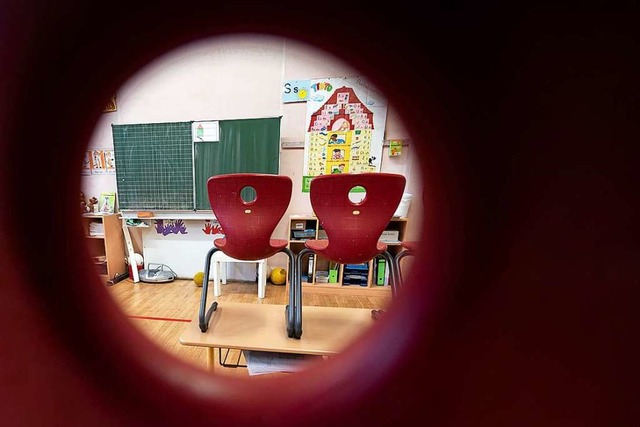 Wie lange bleiben die Sthle noch oben...der Kinder in die Grundschulen kommen.  | Foto: Marijan Murat (dpa)