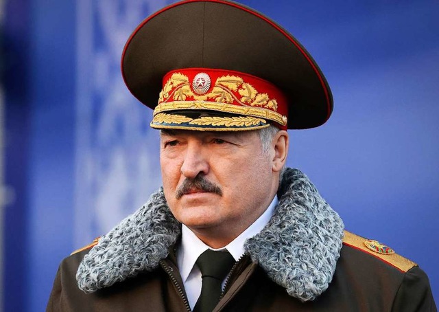 Seit 27 Jahren an der Macht und fest g...hr festzuhalten: Alexander Lukaschenko  | Foto: Maxim Guchek (dpa)