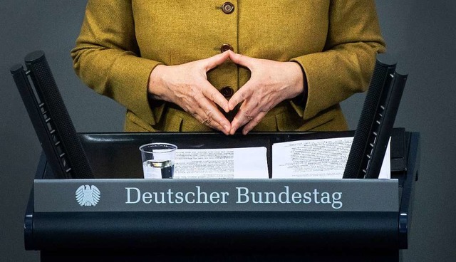Mit Merkel-Raute wirbt die Kanzlerin i...hen Zentrum der Republik um Vertrauen.  | Foto: Bernd von Jutrczenka (dpa)