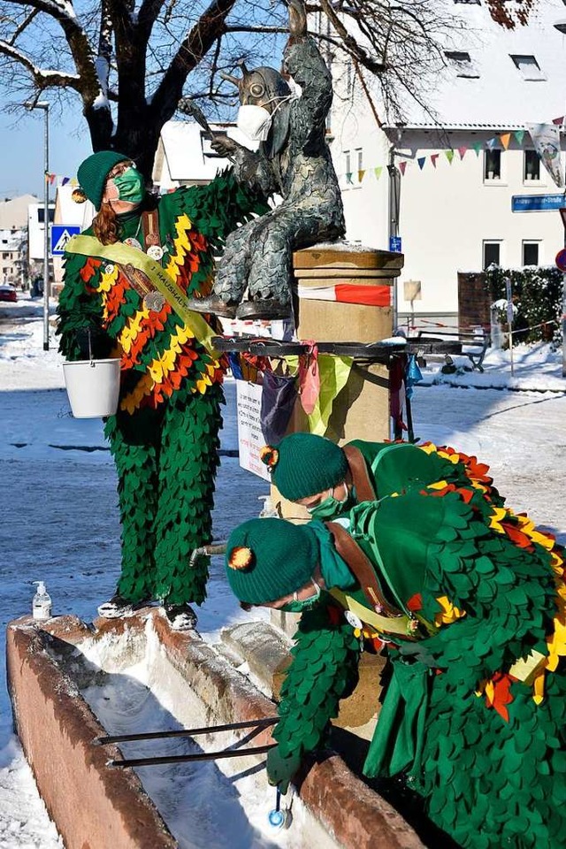 So geht corona-konforme Fasnet: Bianca... Narrenbrunnen auf dem Terlaner Platz.  | Foto: Thomas Kunz