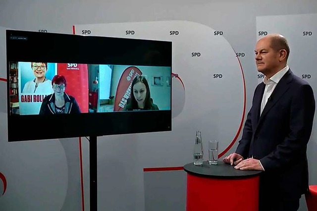 Olaf Scholz im Gesprch mit den SPD-Ka...Gabi Rolland (links) und Jennifer Shr  | Foto: Holger Schindler