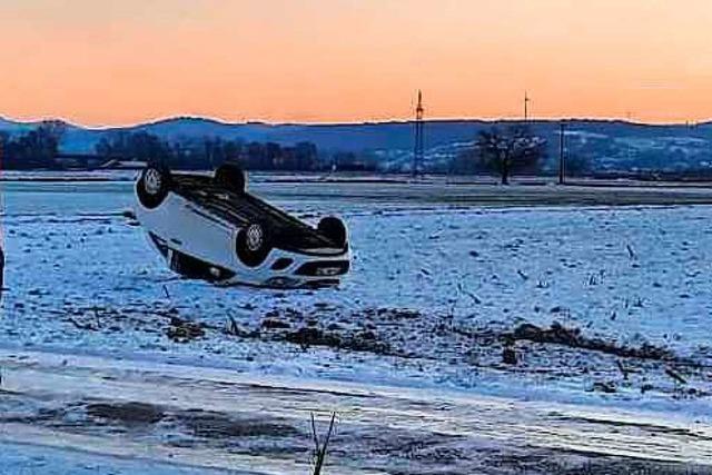 Kleinwagen rutscht bei Grafenhausen ber vereiste Strae und landet auf dem Dach