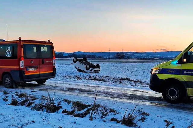 Einige Meter neben der Strae landete das Auto auf dem Dach.  | Foto: Rudi Rest