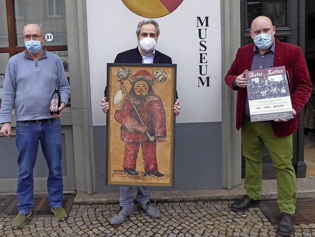 Leihgeber Roland Adolf (von links) bek...Philipp Hler dankte beiden freudig.   | Foto: Roland Gutjahr