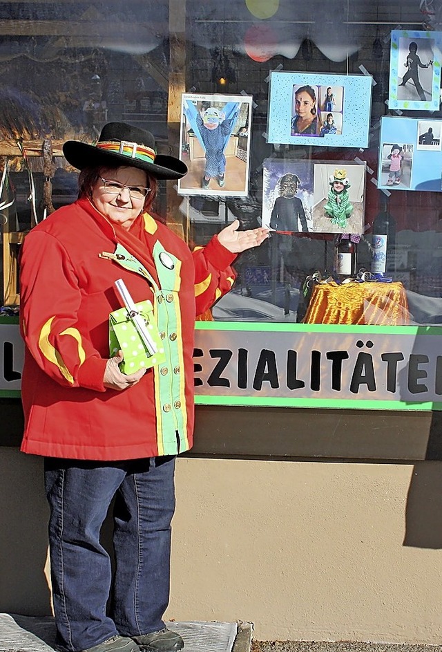 Narrenprsidentin Gudrun Wasmer vor dem Schaufenster mit den Bildern der Kinder.  | Foto: Andreas Bhm