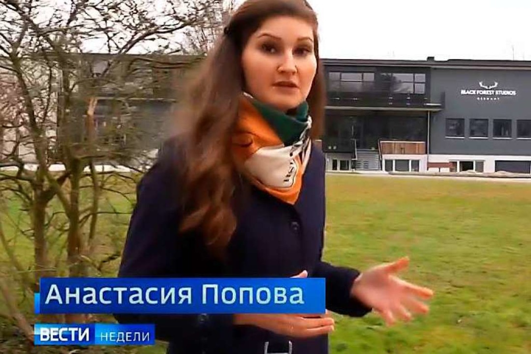 Die russische Fernsehmoderatorin zeigt...e Black Forest Studios in Kirchzarten.  | Foto: Screenshot