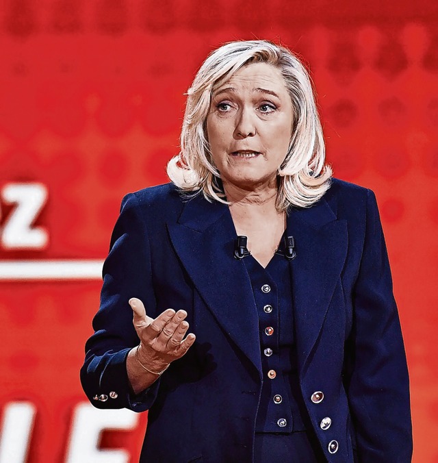 Macrons Gegnerin Marine Le Pen vom rechten RN will es nochmal wissen.  | Foto: Stephane De Sakutin (dpa)