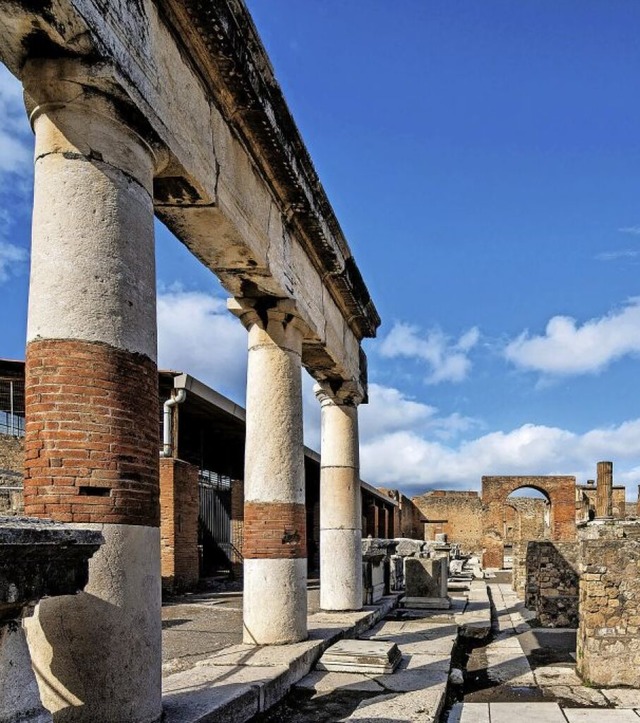 Sehr beliebt: ein Besuch der gut erhaltenen Ruinenstadt von Pompeji  | Foto: Pier Paolo Metelli (dpa)