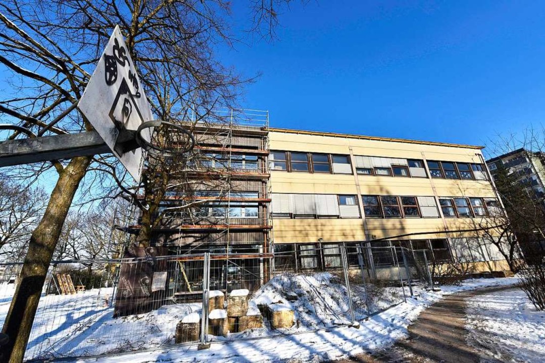 Der Anbau (links, mit Holzfassade) ist jetzt bezugsfertig.  | Foto: Thomas Kunz